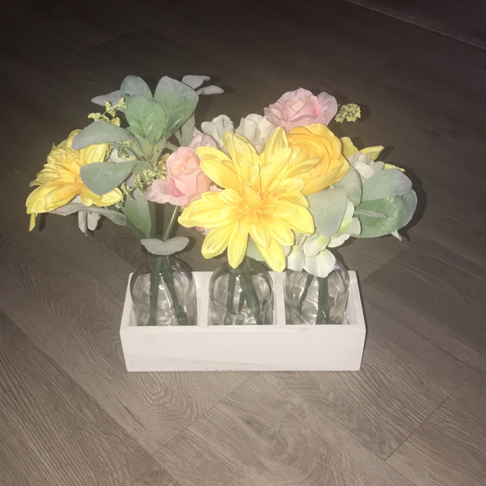 Floral Table Decor - Picture 4 of 4